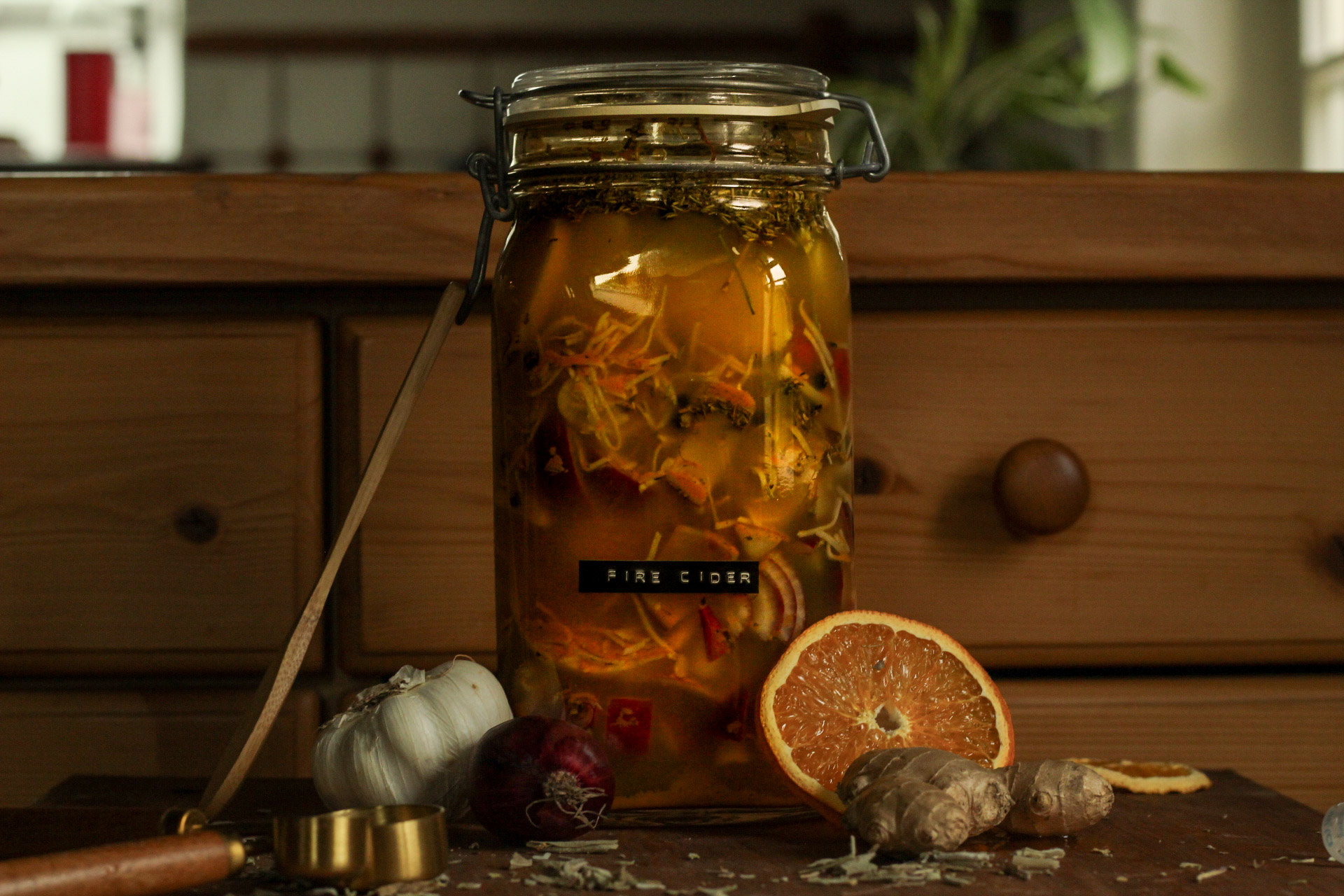 Auf dem Bild ist ein Fire Cider abgebildet, hier werden verschieden Heilpflanzen und Wildkräuter mit Essig ausgezogen. Ein natürliches Hausmittel zur Immunstärkung