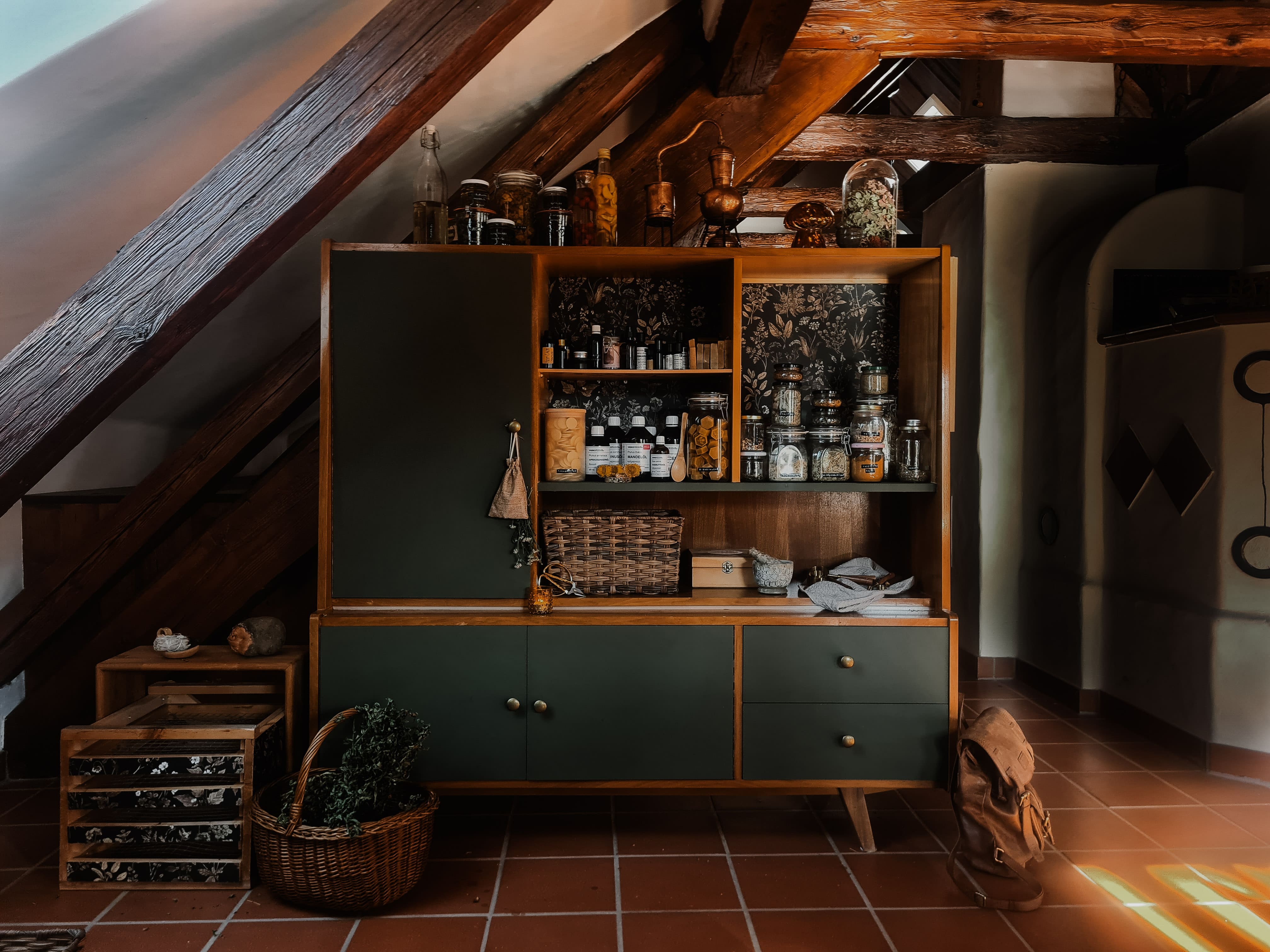 Meine Kräuterwerkstatt, wo mein gesamtes Kräuterwissen verstaut ist.